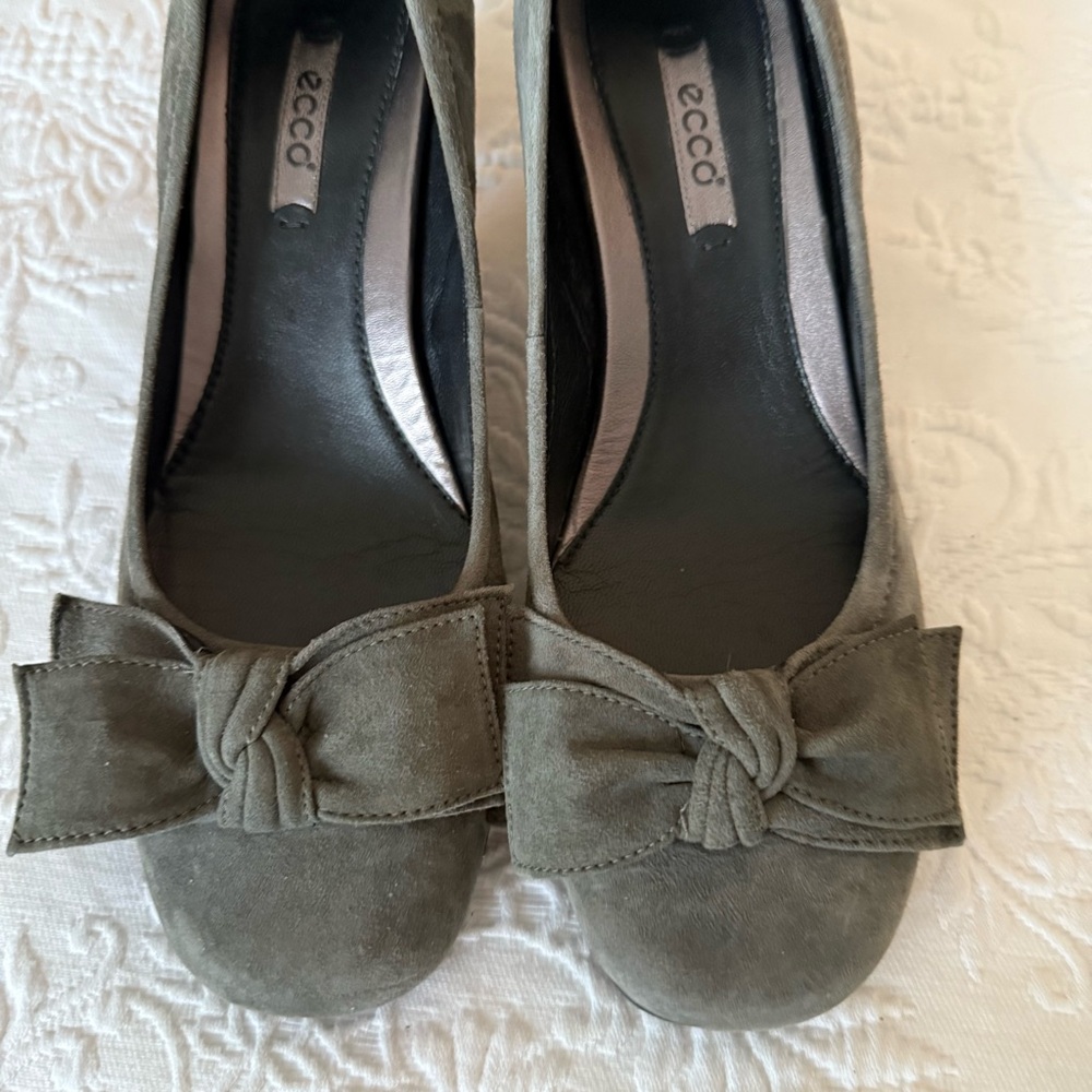 ECCO Gray Green Suede Bow Pump Heels. Size 8